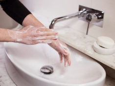 Mycie rąk mydłem